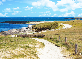 Faire une randonnée pédestre à la pointe du Conguel