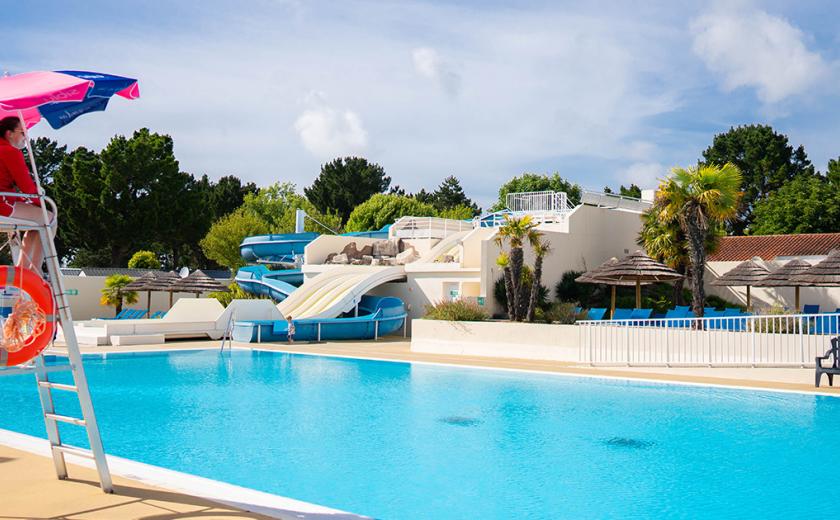 Piscine extérieure et toboggans au Bois Masson